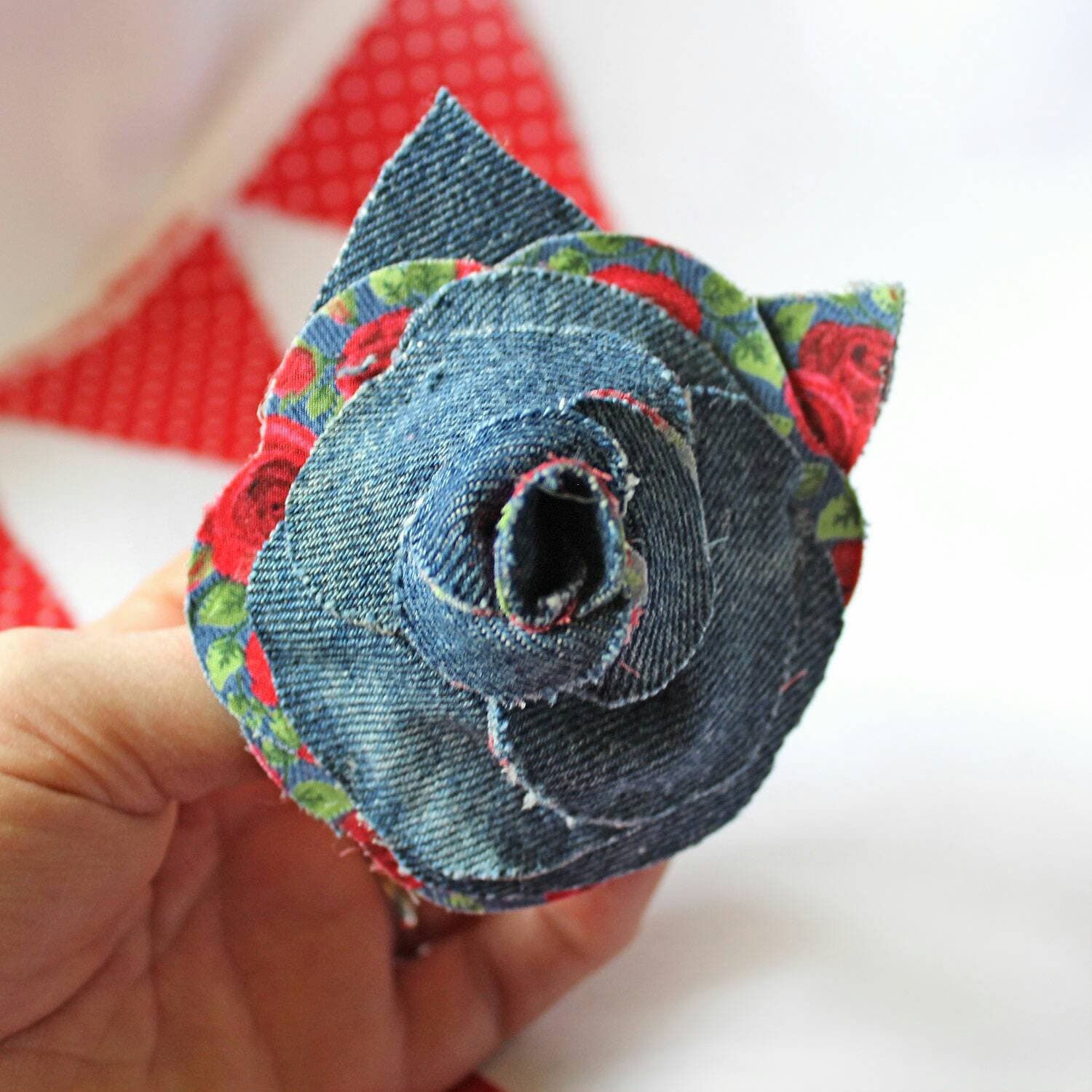 Upcycled Denim Rose Brosche Handgenähtes Jeans Anstecksträußchen von CraftyJoDesigns