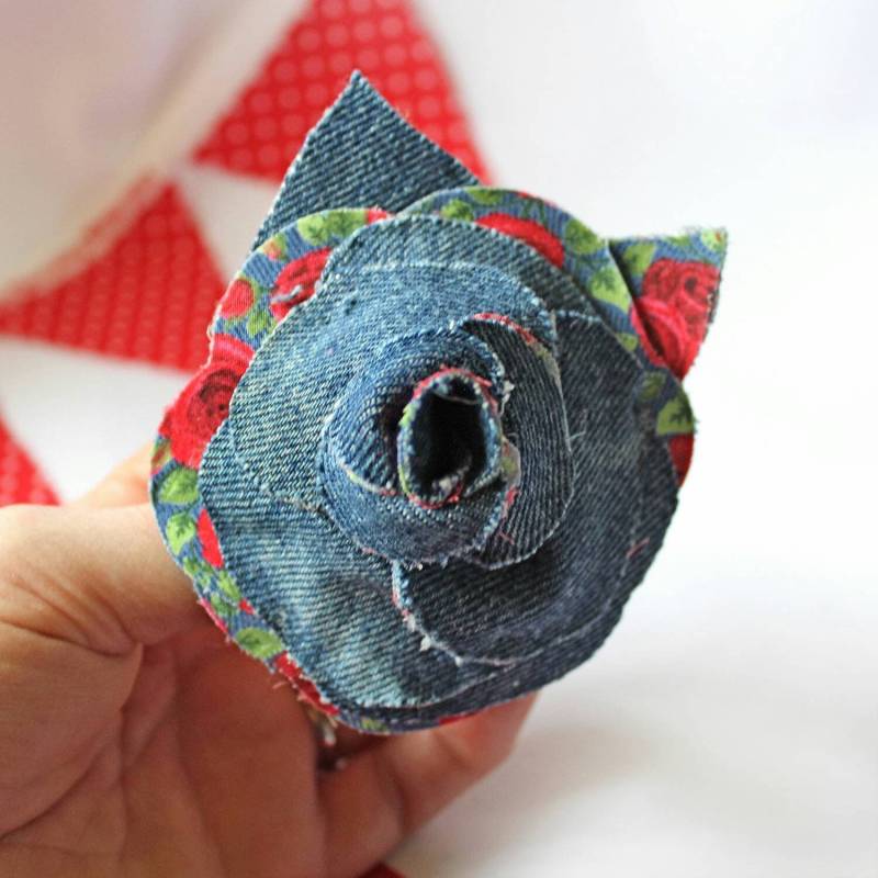 Upcycled Denim Rose Brosche Handgenähtes Jeans Anstecksträußchen von CraftyJoDesigns