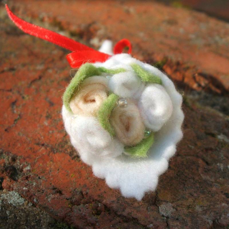 Weiße Rosen Brosche, Filz Blumenstrauß Elfenbein Und Weiß Rose Boutonniere, Blumen Hochzeit Gastgeschenk, Brautjungfer Geschenk Weiße Rosen Brosche, Filz Blumenstrauß Elfenbein Und Weiß Rose Boutonniere, Blumen Hochzeit Gastgeschenk, Brautjungfer Geschenk von CraftyJoDesigns