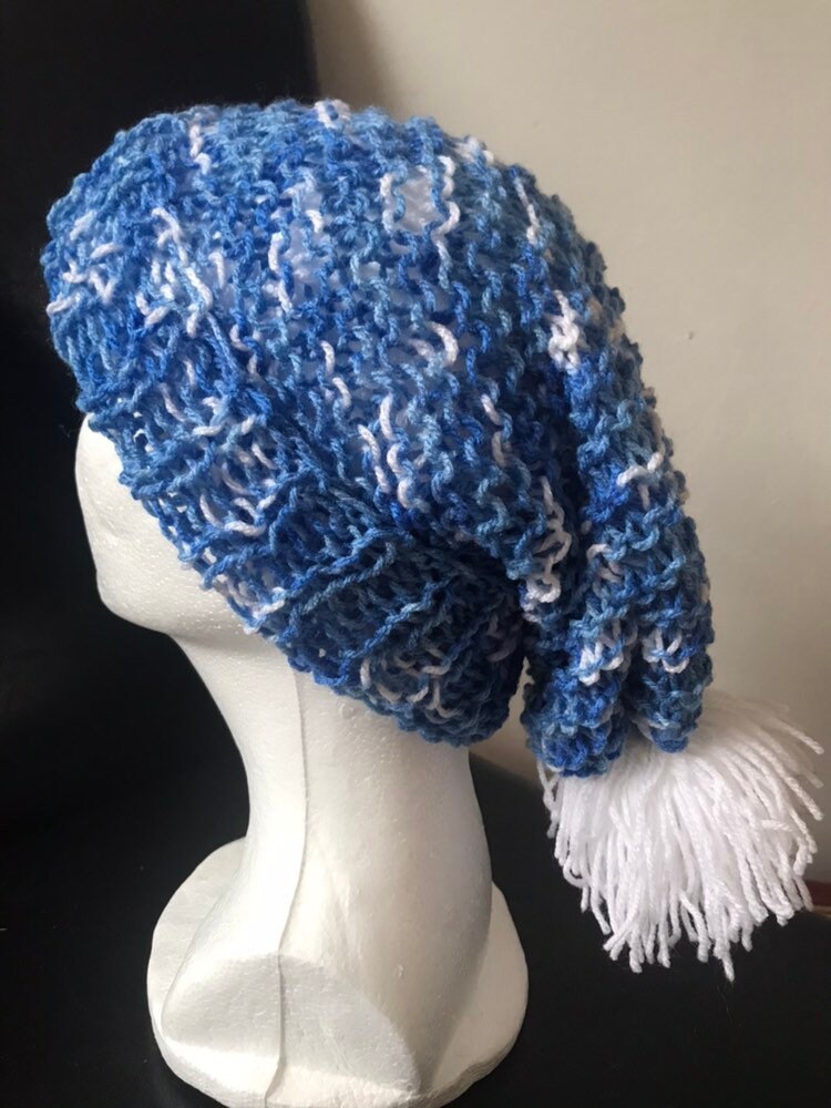 Handgestrickte Beanie Aus Acryl Mit Bommel in Blau-Weiß von CraftyKnittedToppers