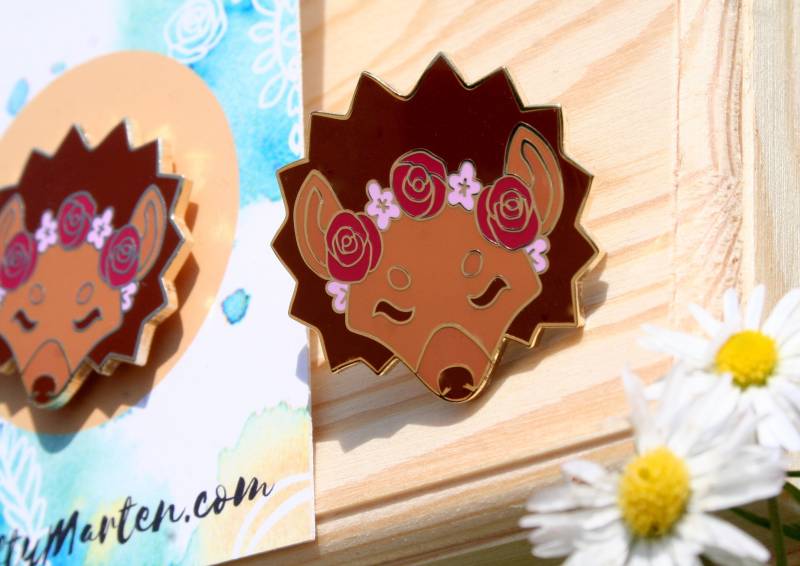 Igel Emaille Pin Blumen Freunde Schwer Goldemail Anstecknadel Mit Blume Krone Metall Abzeichen, Niedliche Tiere Tierfreund Geschenk von CraftyMarten
