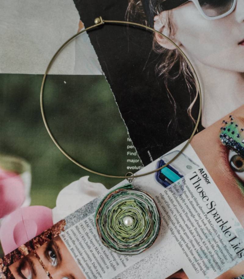 Halskette Anhänger, Handgefertigt Mit Recycling-Magazin-Seiten, Geschenk Halskette Anhänger, Handgefertigt Mit Recycling-Magazin-Seiten, Geschenk von CraftyPhotographer27