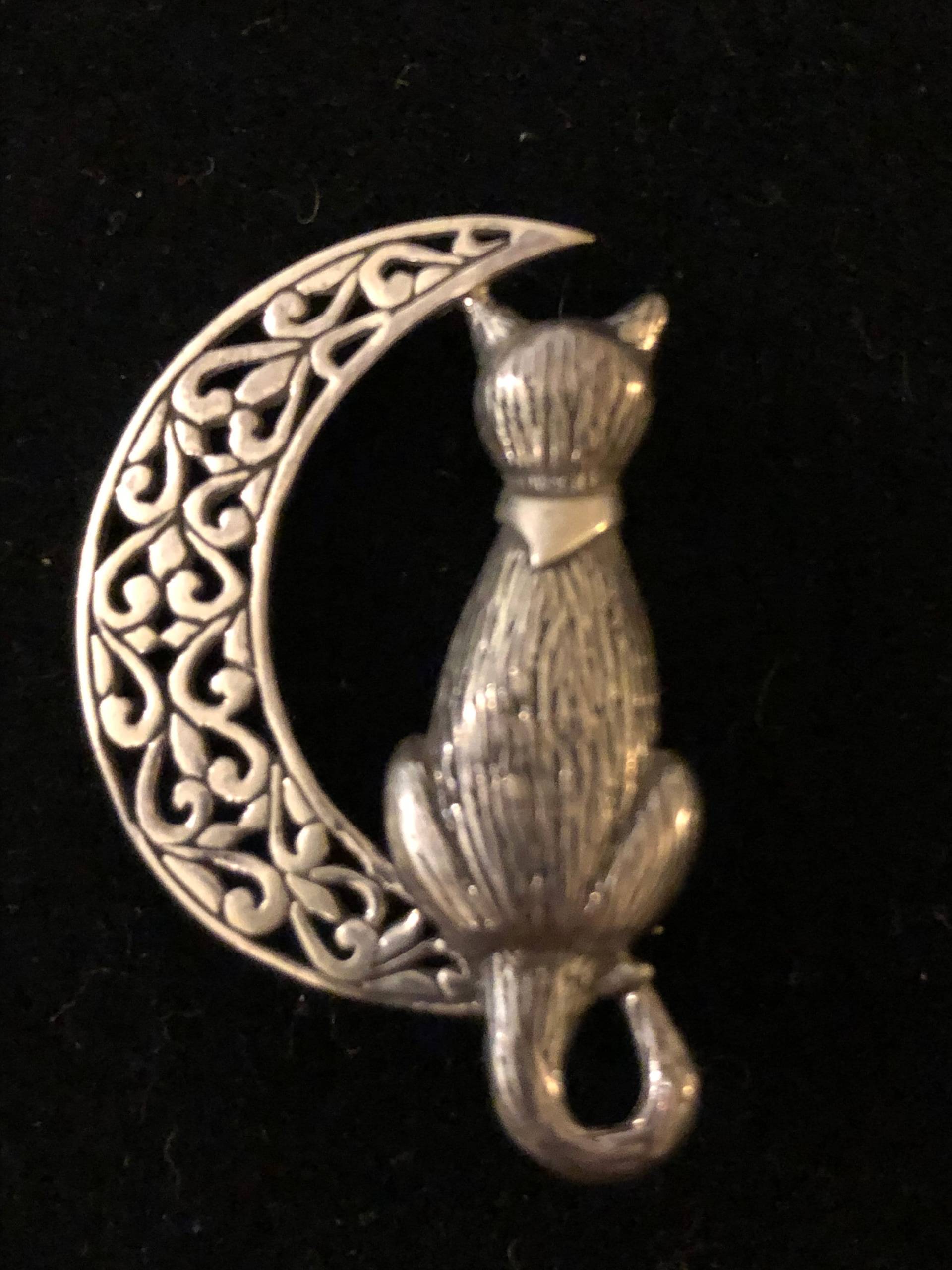 Jezlaine Katze Sitzend Auf Einem Mond Jezlaine Katze Sitzend Auf Einem Mond von CraftyThingsandFinds