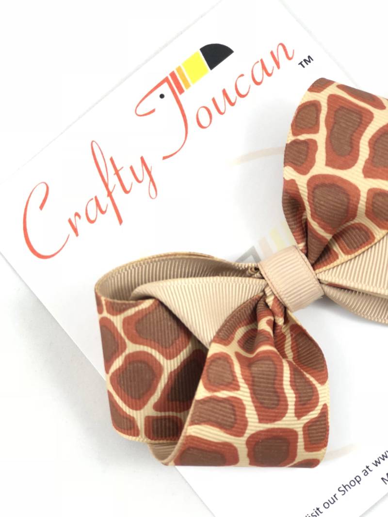 Zwei Farbe Braun Giraffe Muster Schleife Für Babys Und Mädchen von CraftyToucan
