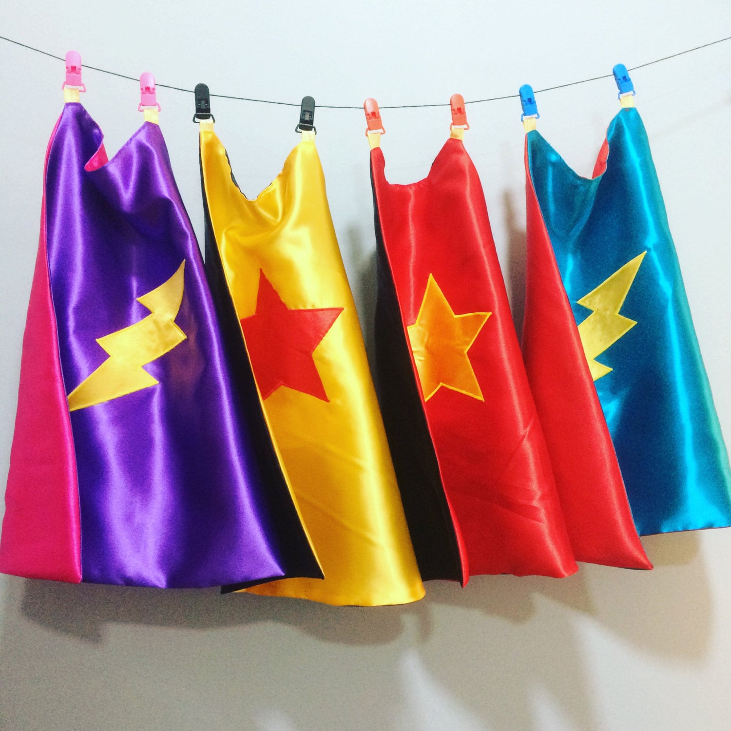 Crafty Pear Reversible Superhelden-Cape. Kann Personalisiert Werden Crafty Pear Reversible Superhelden-Cape. Kann Personalisiert Werden von Craftylittlepear