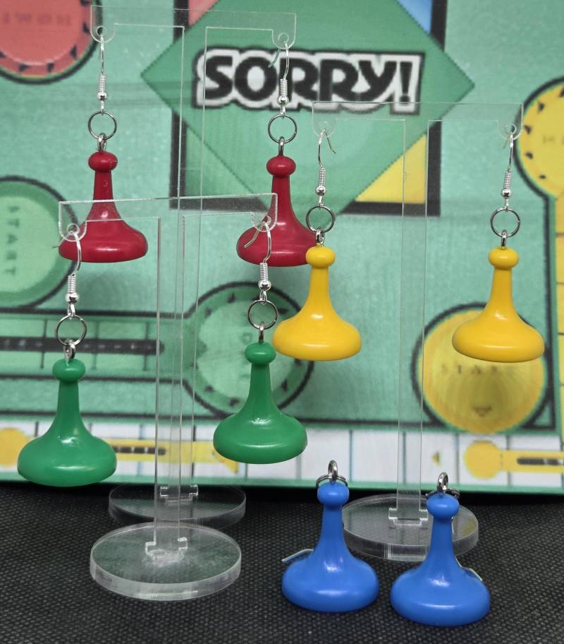 Entschuldigung Ohrringe Aus Recycelten Spielfiguren von CrapBagBananaHammock