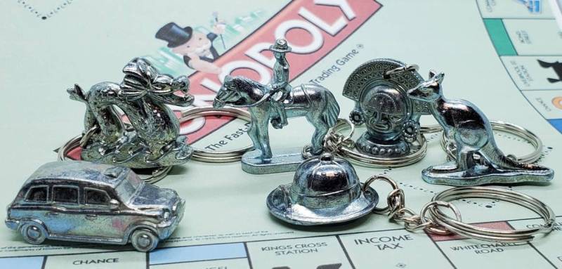 Upcycled Monopoly World Edition Metalltoken Schlüsselanhänger von CrapBagBananaHammock