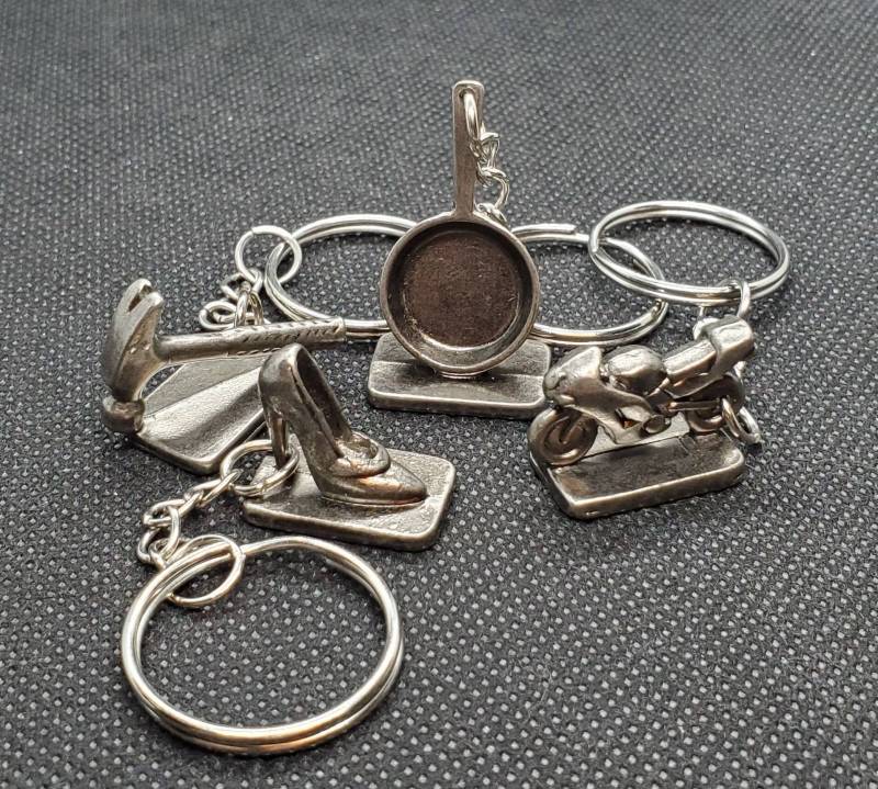 Upcycled Szene It Trivia Game Squabble Edition Metal Token Schlüsselanhänger Bratpfanne Hammer High Heel Motorrad von CrapBagBananaHammock