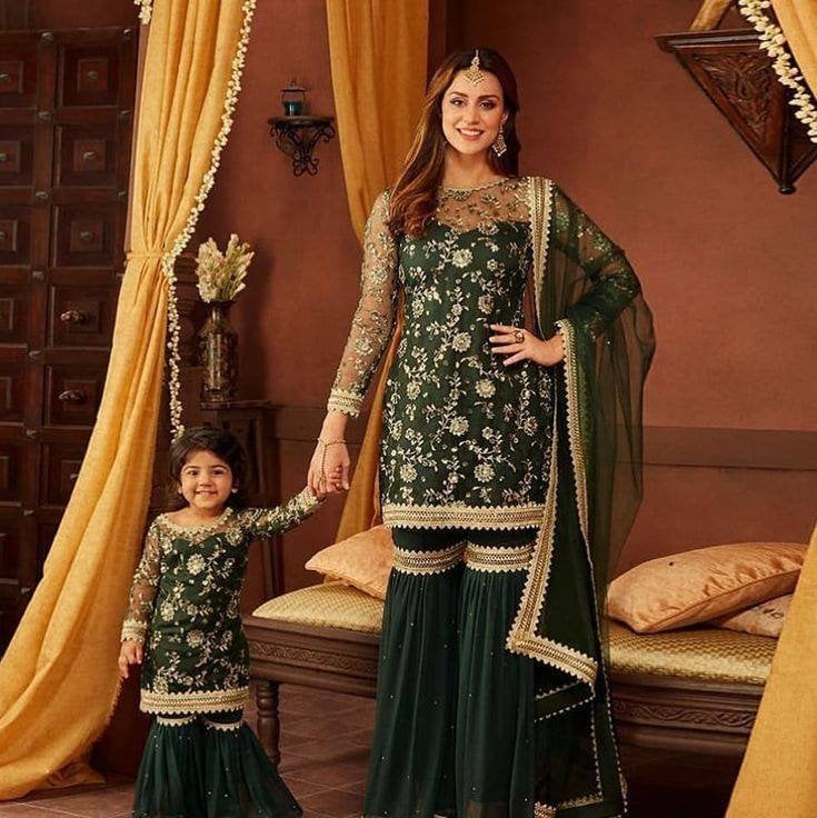 Mutter Tochter Combo Lehenga Choli Sharara Kleid Nach Maß Schöne Indo Western Outfit Crop Top Punjabi Anzug in Benutzerdefinierten Farben von Craversvogue