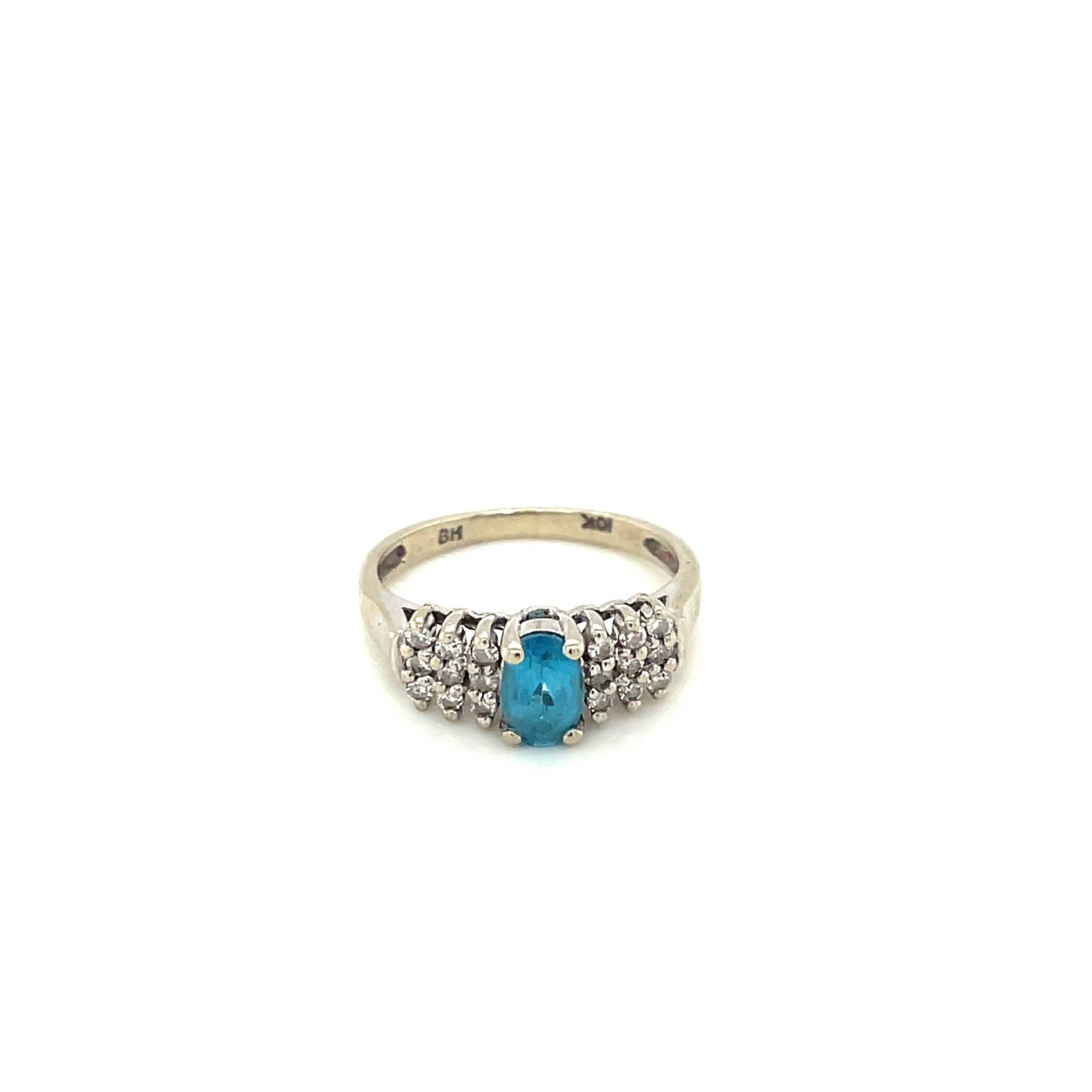 10K Weißgold Oval Geschnitten Blau Topas Und Diamant-Ring von Crawfordsjewel