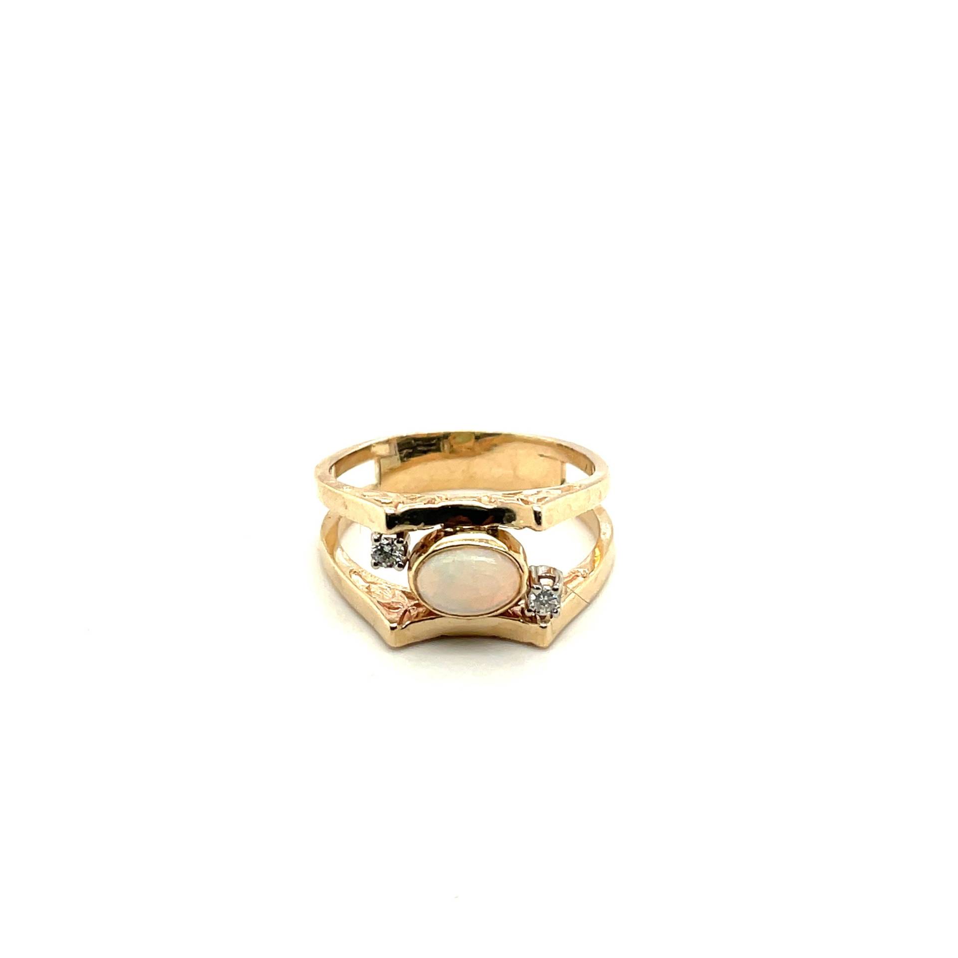 14K Gelbgold .10Ct Diamant & Oval Opal Zweireihige Spalt Schaft Ring von Crawfordsjewel