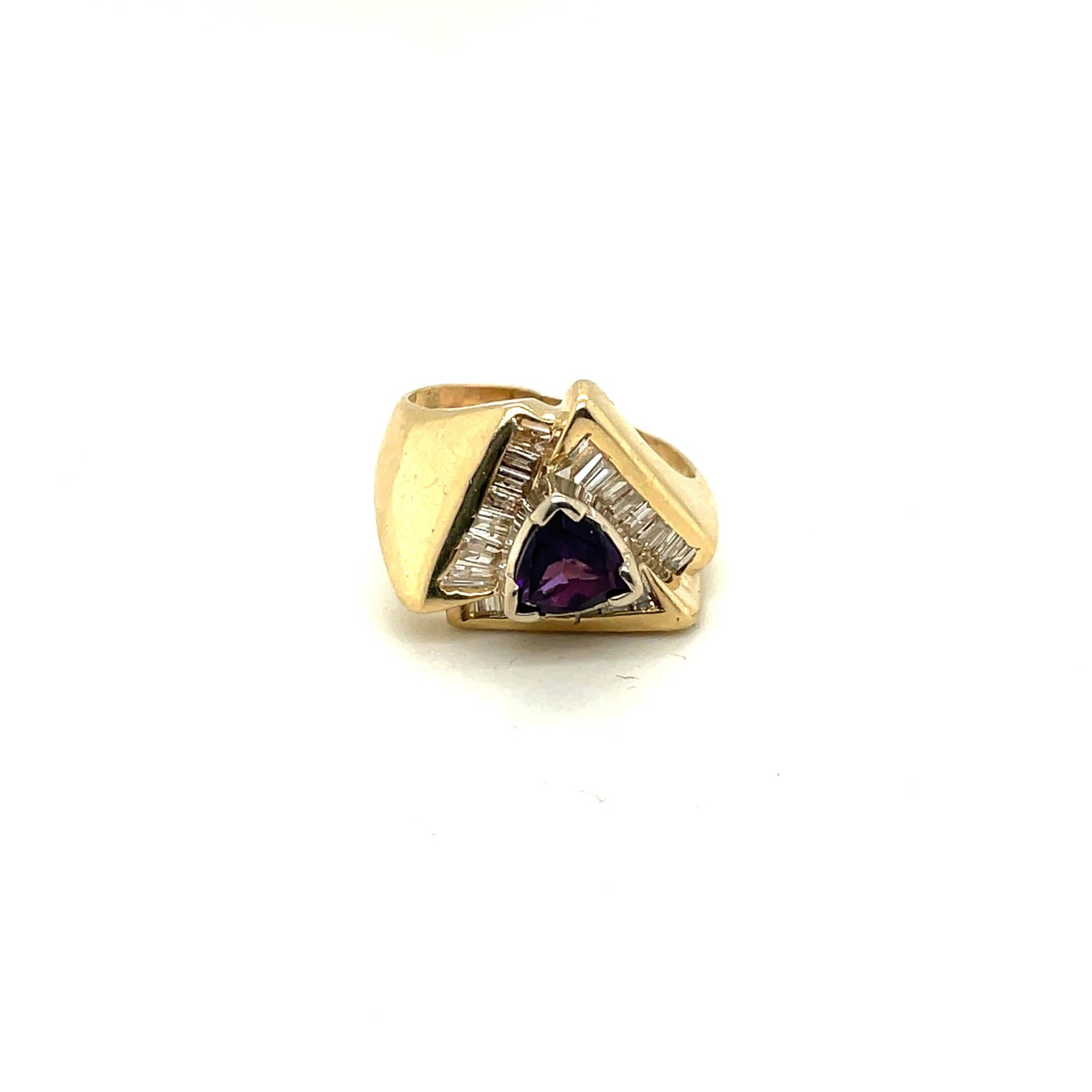 14K Gelbgold Diamant Und Amethyst Dreieckiger Halo Ring von Crawfordsjewel