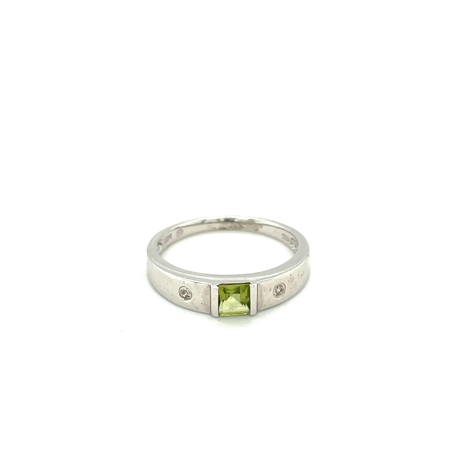 14K Weißgold Prinzessin Geschnitten Peridot Und Diamant Stapelbar Ring von Crawfordsjewel