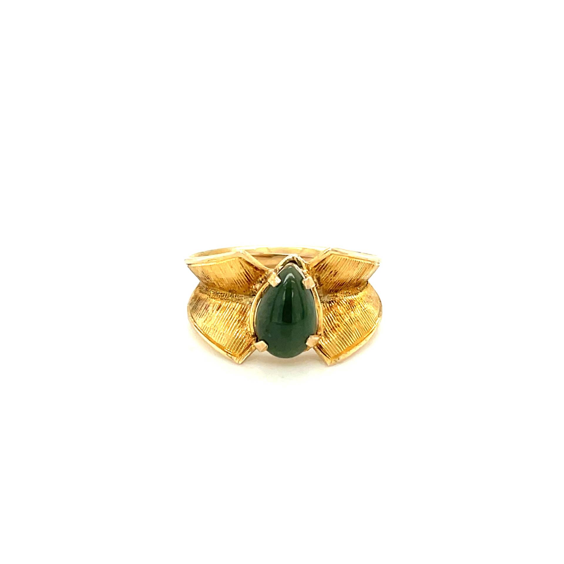 18K Gelbgold Birne Geschnitten Cabochon Jade Ring von Crawfordsjewel