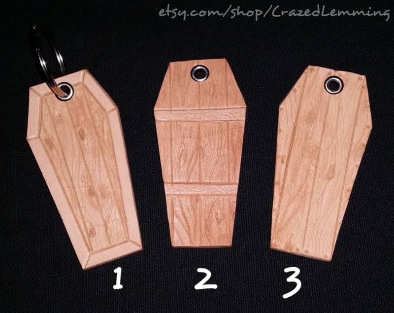 Leder Sarg Schlüsselanhänger Hand Punziert Geschnitzt von CrazedLemming