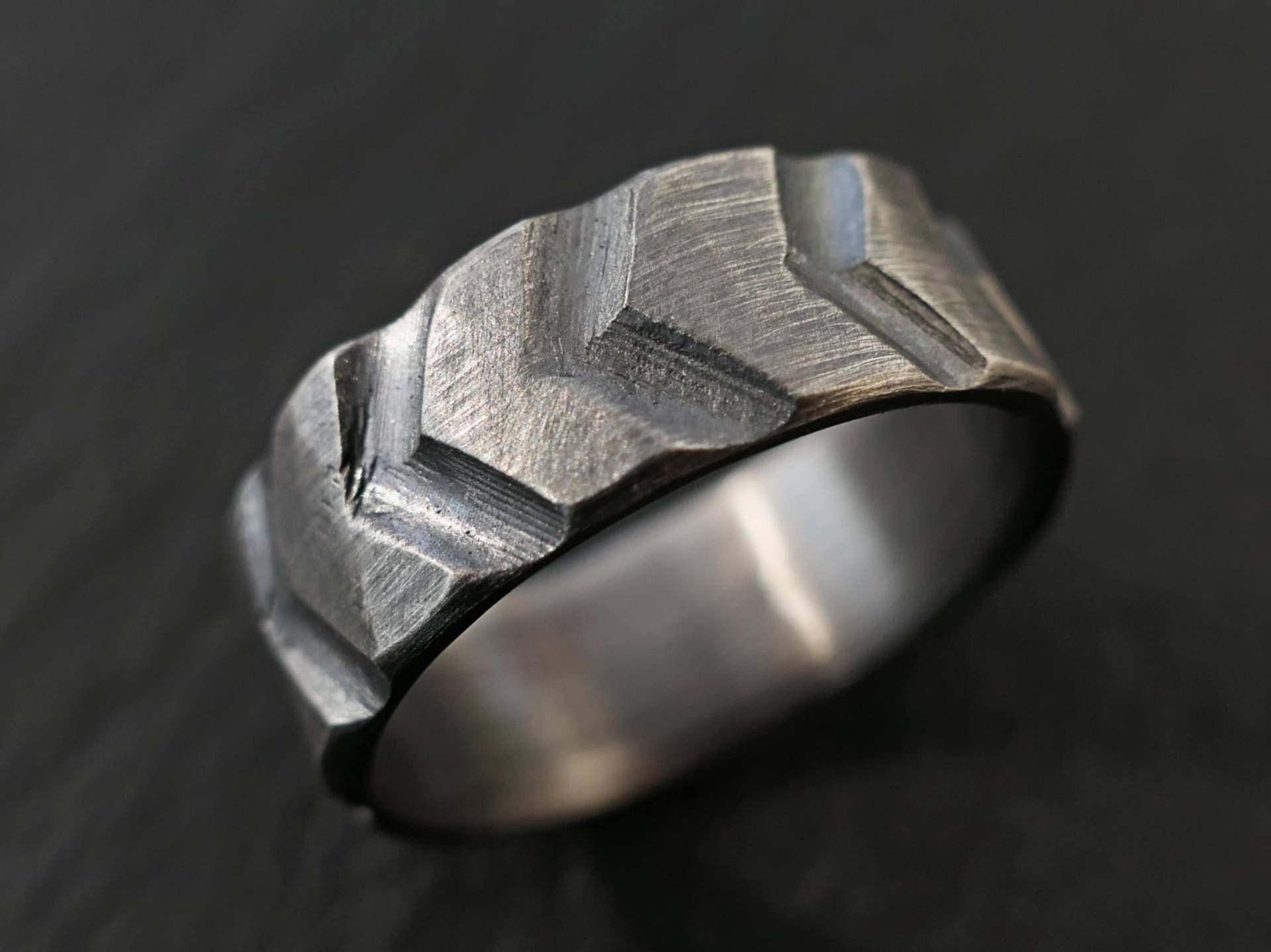 Dunkel Silberner Chevron Ring, Einzigartiger Herrenring, Ehering Silber, Handgemachter Ehering, Reifenprofilring Einzigartiges Geschenk Für Männer von CrazyAssJD