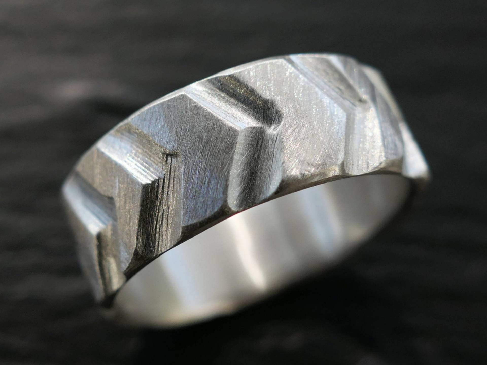 Geschnitzter Chevron Ring Silber, Einzigartiger Ehering Der Männer, Handgemachter Ehering, Silberner Reifenprofilring, Einzigartiges Geschenk Für von CrazyAssJD