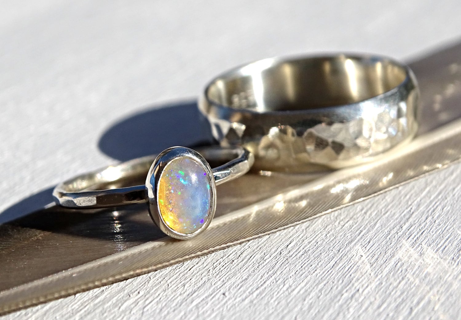 Opal Ringset, Verlobungsring Set, Ehering Feiner Opalring Zierlicher Silber, Verlobungsring, Gehämmerter Ring Silber von CrazyAssJD