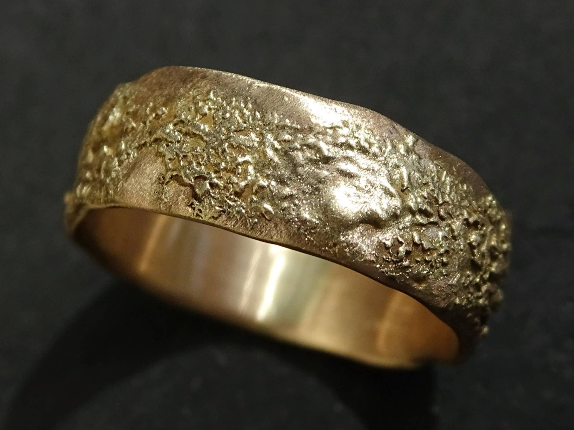 Retikulierter Ring Gold, Rustikaler Goldring, Gefalteter Goldring Einzigartig Moderner Ehering Unikat Trauring Minimlistisch Herrenring Gold von CrazyAssJD