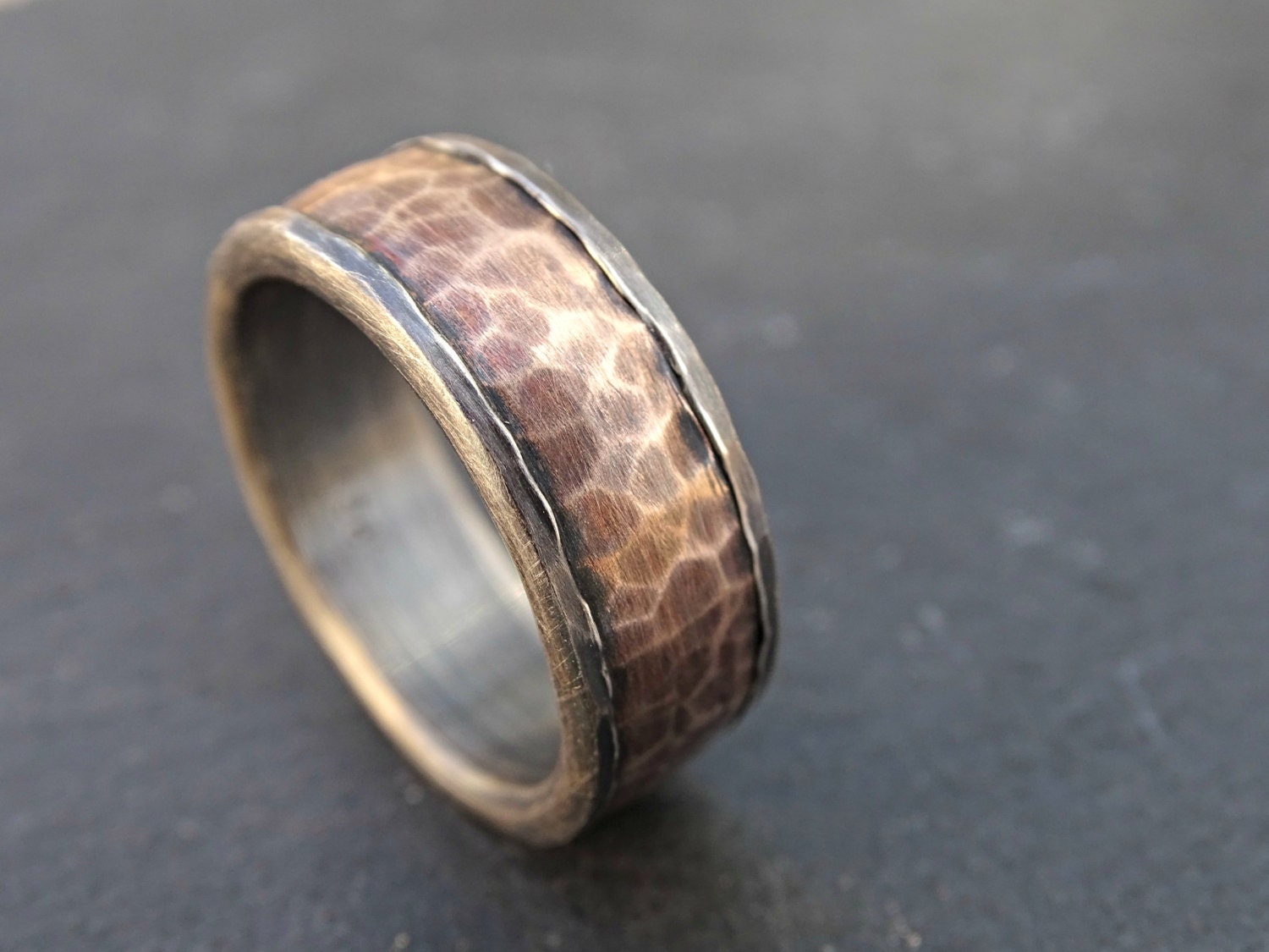 Rustikaler Silber Bronze Ring, Geschmiedeter Bronzering, Gehämmerter Breiter Silberring Mit Bronze, Steampunk Ehering Handarbeit von CrazyAssJD