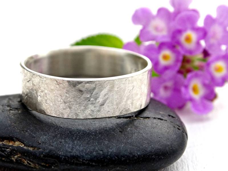 Handgeschmiedeter Ehering Aus Sterlingsilber Gehämmerter Oberflächenring Seide von CrazyAssJD