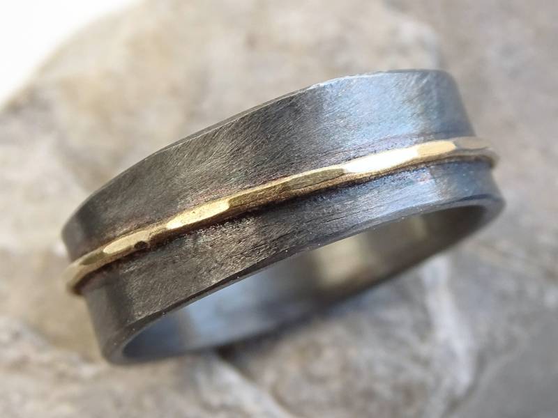 Gehämmert Gold Ring Schwarze Sterling Silber Ehering von CrazyAssJewelry
