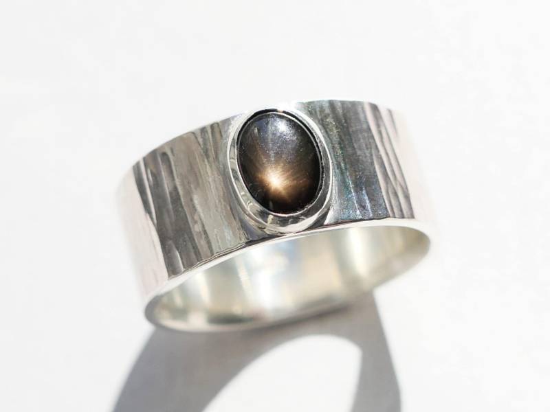 Gehämmert Sterling Silber Ring Schwarzer Stern Saphir Edelstein, Ehering von CrazyAssJewelry