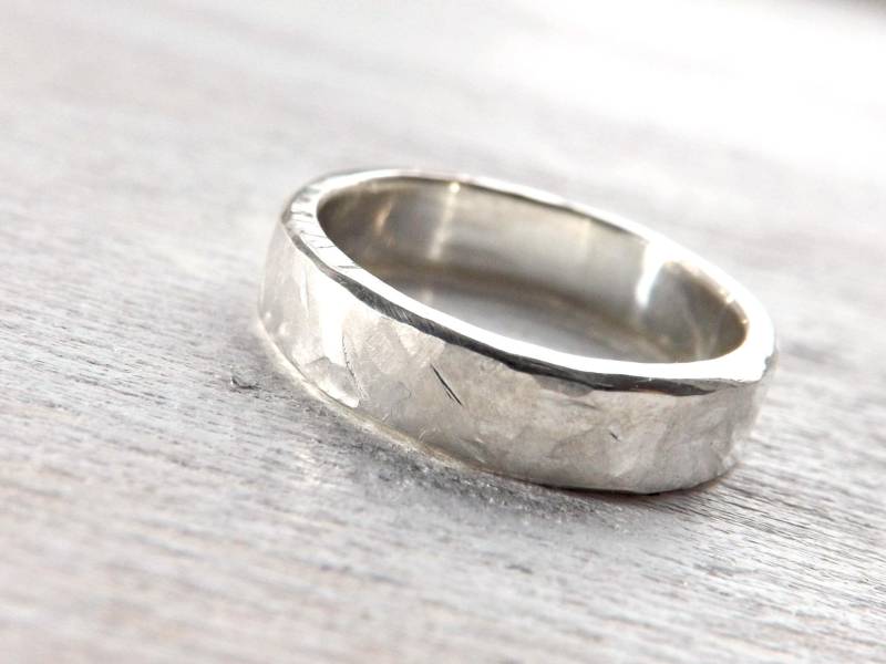 Gehämmerter Ehering Aus Sterlingsilber Rustikaler Herrenring von CrazyAssJewelry