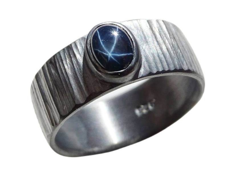 Gehämmerter Sterling Silber Blauer Stern Saphir Ring - Rustikaler Herrenring von CrazyAssJewelry