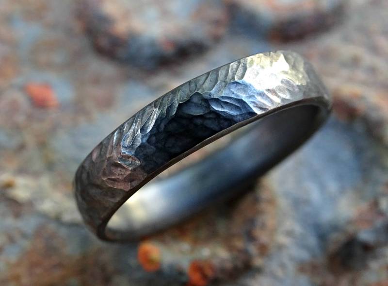 Gehämmerter Sterling Silber Ehering Chevron Geschmiedeter Ring von CrazyAssJewelry