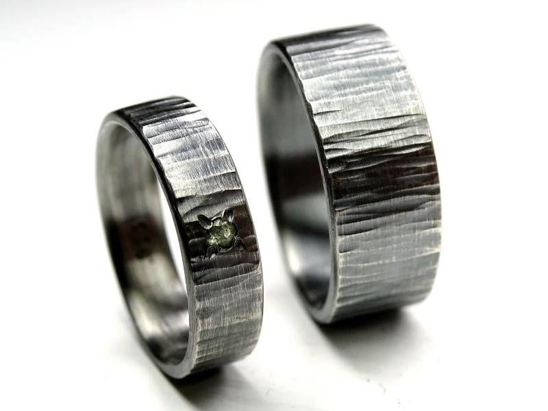 Gehämmertes Sterling Silber Ehering Set Rustikale Edelsteinringe von CrazyAssJewelry
