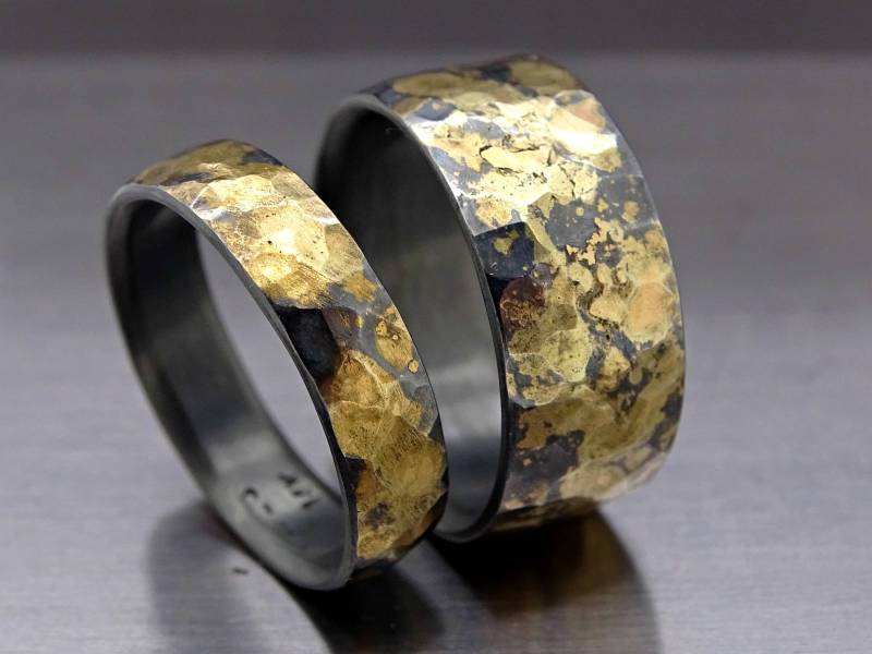 Ringset Oxidiertes Sterlingsilber Akzentringe Aus Geschmiedetem Gold von CrazyAssJewelry