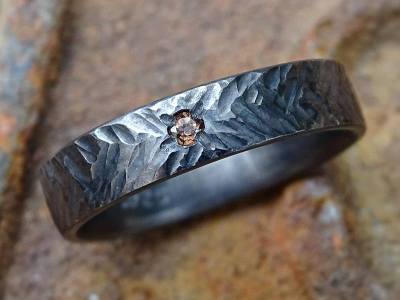 Schwarzer Sterling Silber Ehering Gehämmert Edelstein Bündig Gefasst Ring von CrazyAssJewelry