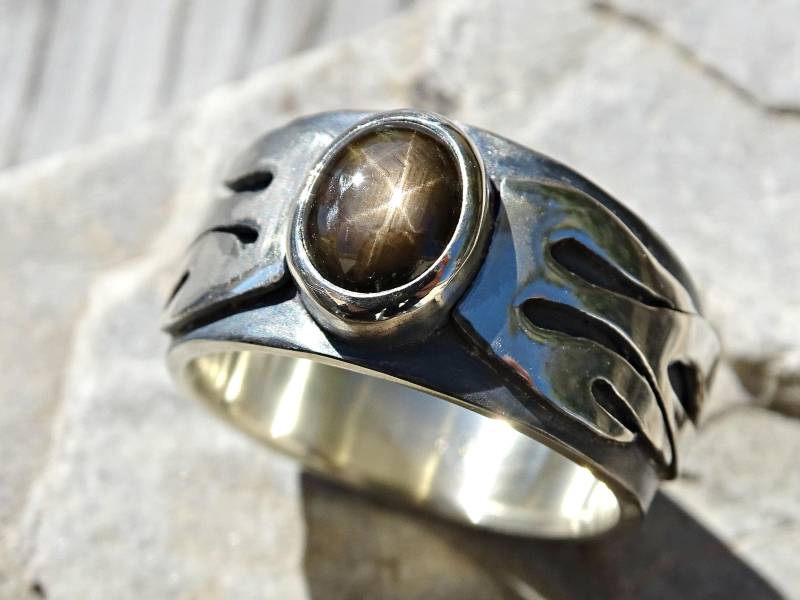 Sterling Silber Schwarzer Stern Saphir Ring Flame Statement Band von CrazyAssJewelry