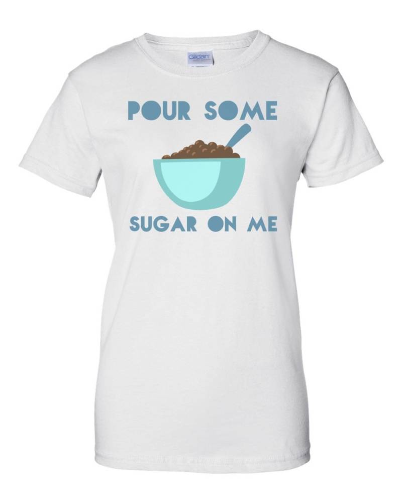 Gießen Sie Etwas Zucker Auf Mir - Def Leppard Parodie T-Shirt von CrazyAwesomeTees