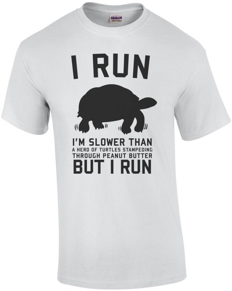 Ich Laufe Langsamer Als Eine Herde Von Schildkröten, Panik Durch Erdnussbutter. Aber Ich Laufe. Shirt von CrazyAwesomeTees