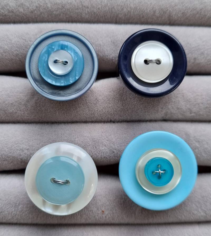 Recycled Button Jewelry Verschiedene Farben - Knopfringe, Kleines Geschenk Zu Jeder Bestellung von CrazyButtonsByTereza