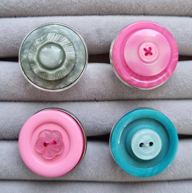 Recycled Button Jewelry Verschiedene Farben - Knopfringe, Kleines Geschenk Zu Jeder Bestellung von CrazyButtonsByTereza