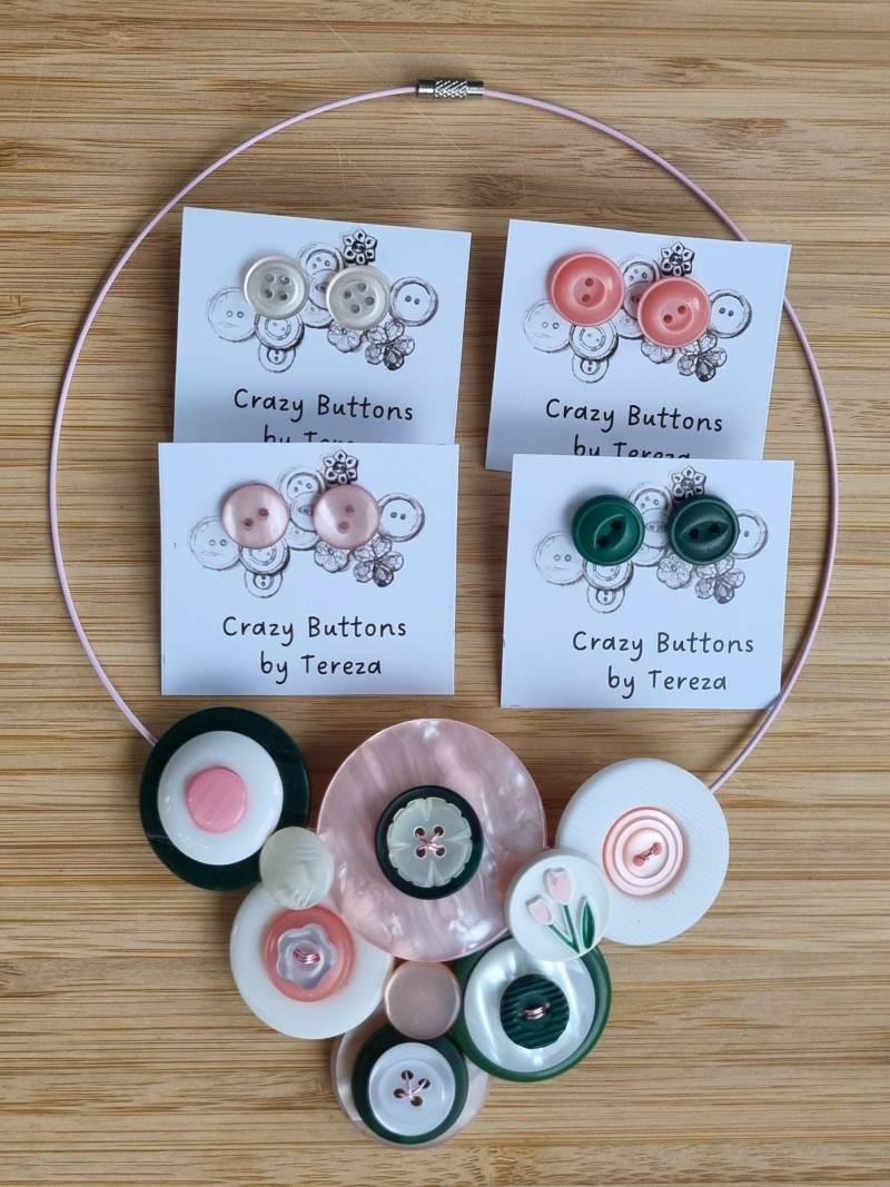 Recycled Button Schmuck Set Pink Grüne Tulpe - Halskette, Ohrringe, Ring; Kleines Geschenk Zu Jeder Bestellung von CrazyButtonsByTereza
