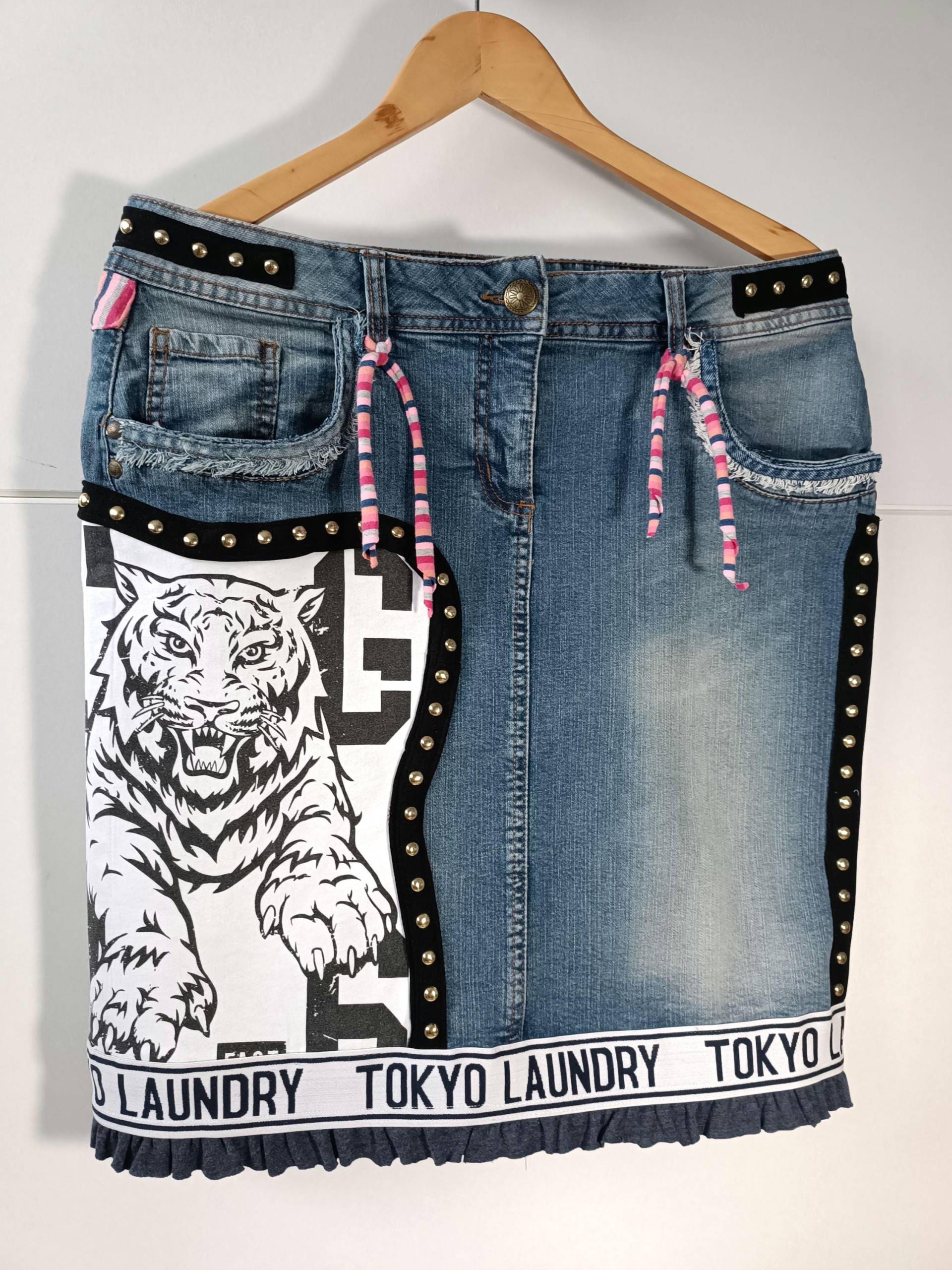 Rock Jeansrock Rockupcycling Upcyclingrockgröße 40 Rock Jeansrock Rockupcycling Upcyclingrockgröße 40 von CrazyDreamdesignShop