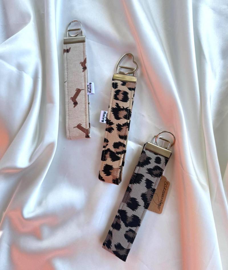 Schlüsselanhänger/Handmade Schlüsselbund Mit Dackel Schlüsselband Leo-Print Schlüsselanhänger/Handmade Schlüsselbund Mit Dackel Schlüsselband Leo-Print von CrazyHaizy