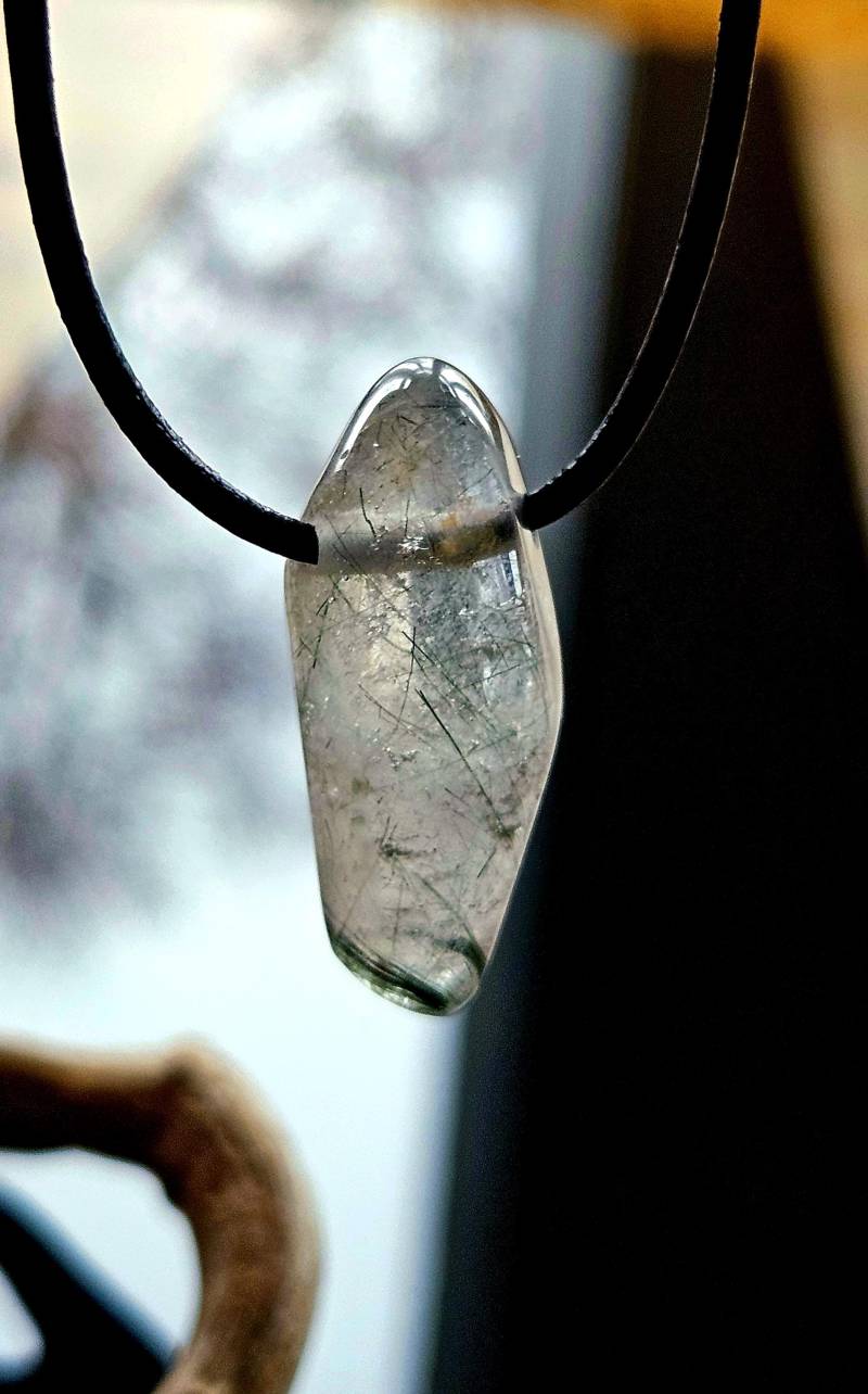 Aktinolith Rutil Quarz Grüner Rutilquarz Anhänger, 29 X 14 9 Mm, Gebohrt, An Verstellbarem Lederband von CrazyStonesShop