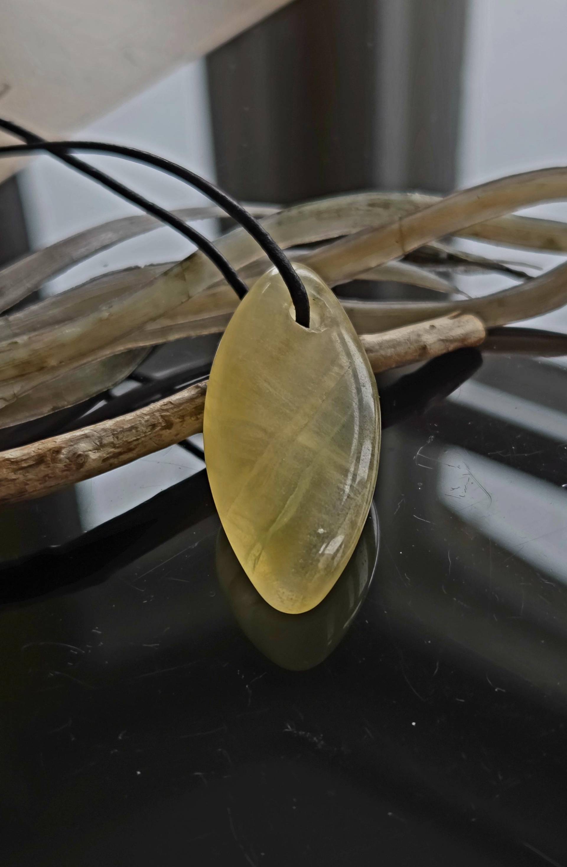 Fluorit Gelb Anhänger Navette Förmig Regenbogenfluorit, Feenstein, 46 X 21 9 Mm, Gebohrt, An Verstellbarem Lederband von CrazyStonesShop