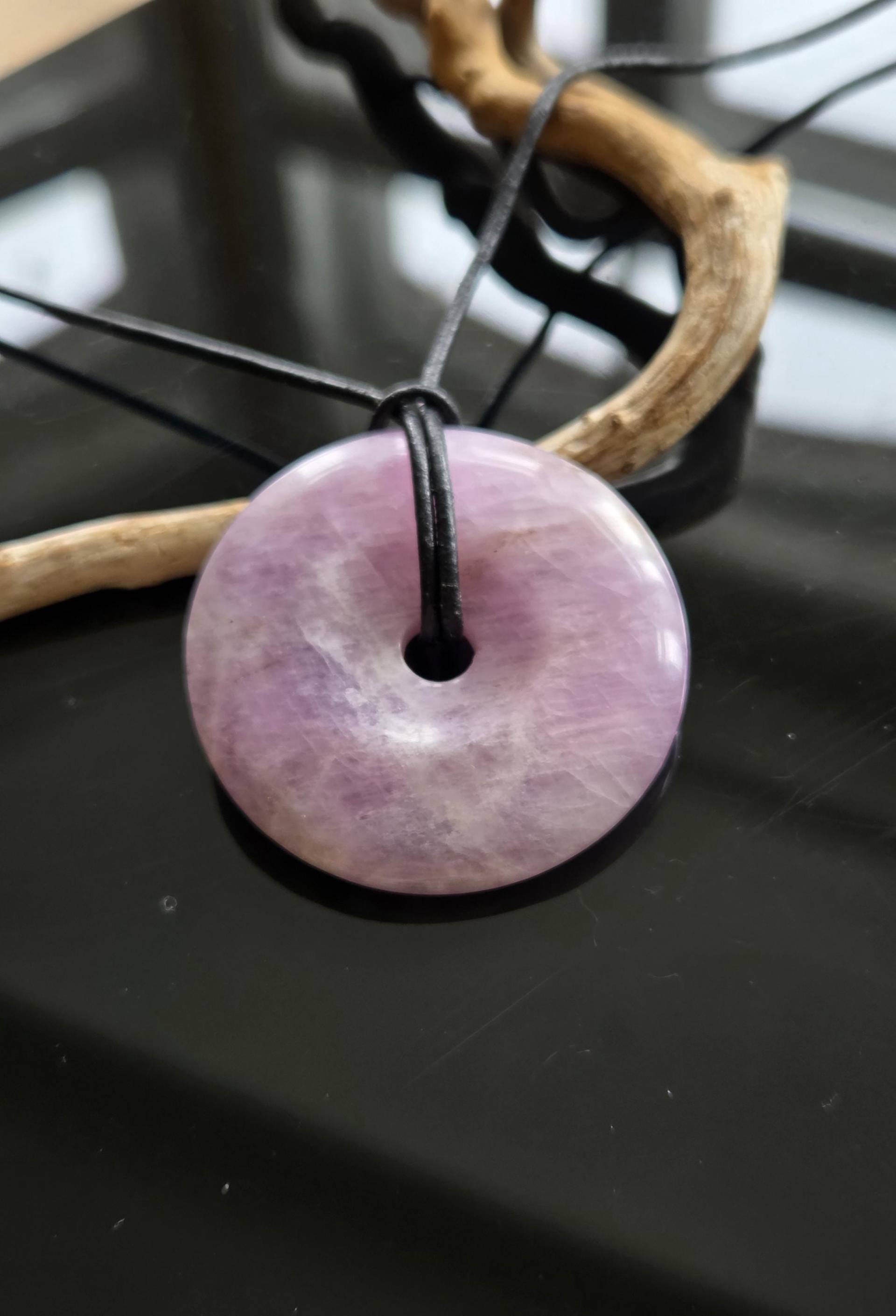 Großer Kunzit Donut Kristall Anhänger, 40 X 9 Mm, Gebohrt, An Verstellbarem Lederband von CrazyStonesShop