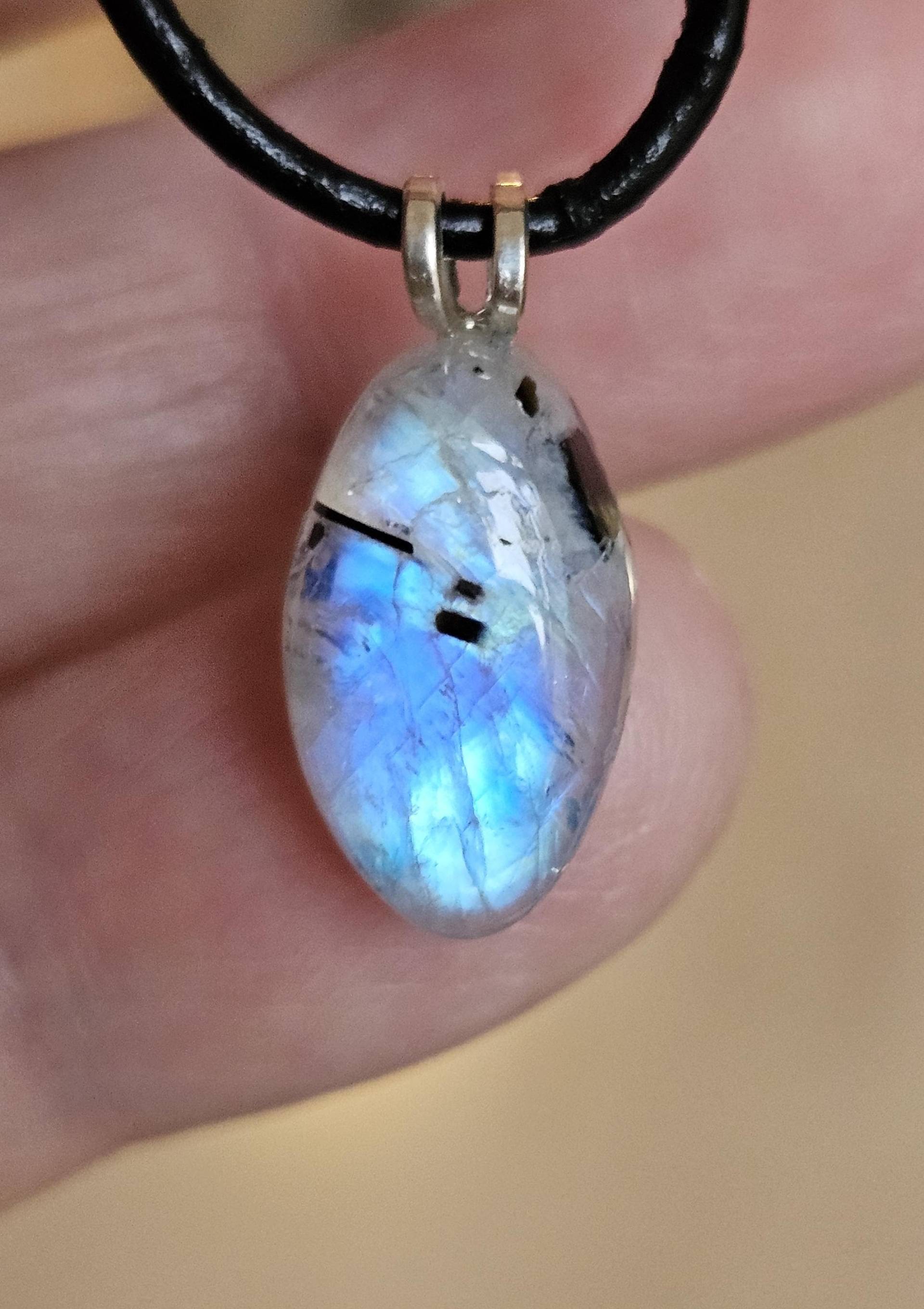 Kleiner Regenbogen Mondstein Weißer Labradorit Mit Schwarzem Turmalin Anhänger, An 925Er Silberöse, Verstellbarem Lederband Kleiner Regenbogen Mondstein Weißer Labradorit Mit Schwarzem Turmalin Anhänger, An 925Er Silberöse, Verstellbarem Lederband von CrazyStonesShop