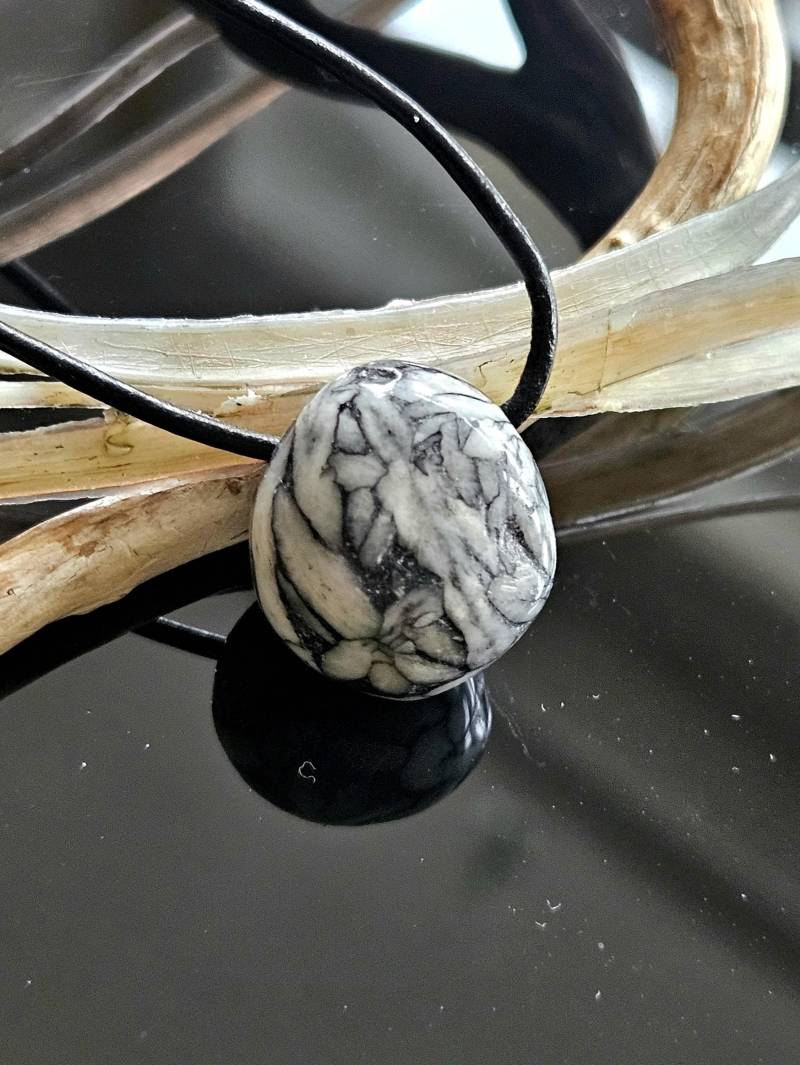 Pinolith Eisblumenmagnesit Chrysanthemenstein Kleiner Anhänger, 20 X 18 16 Mm, Gebohrt, An Verstellbarem Lederband von CrazyStonesShop