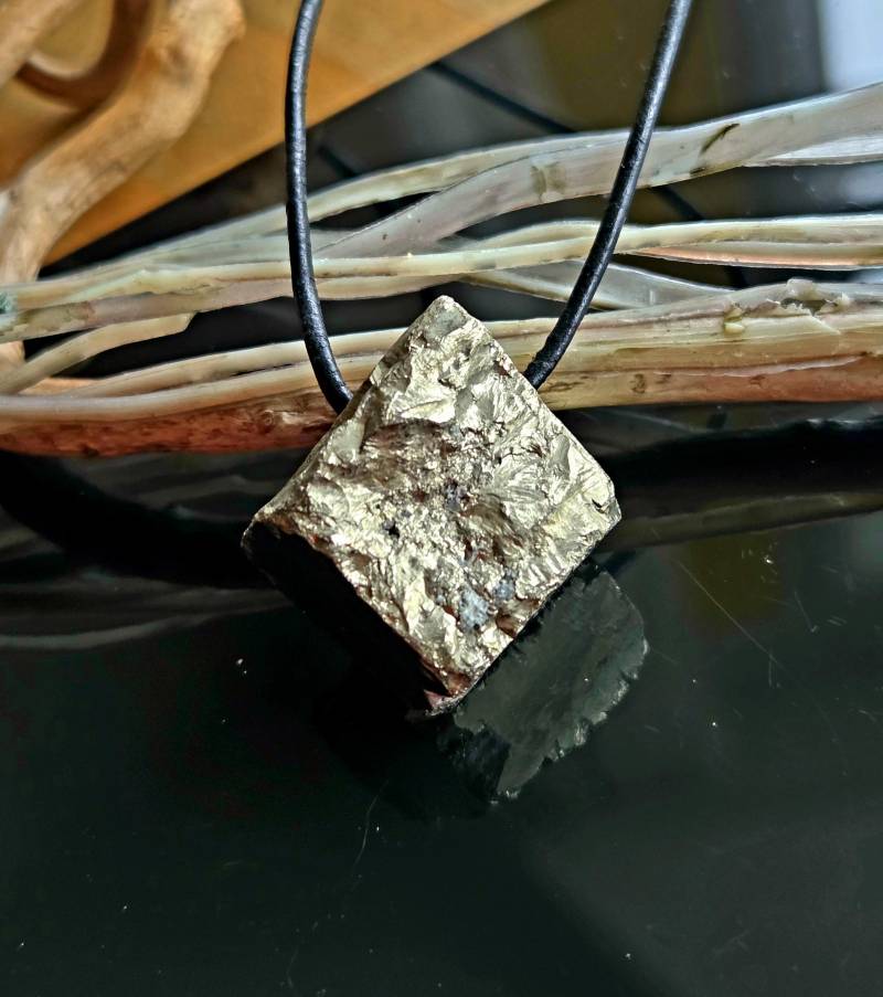 Pyrit Aus Peru Katzengold Anhänger, 26 X 16 Mm, Gebohrt, An Verstellbarem Lederband von CrazyStonesShop