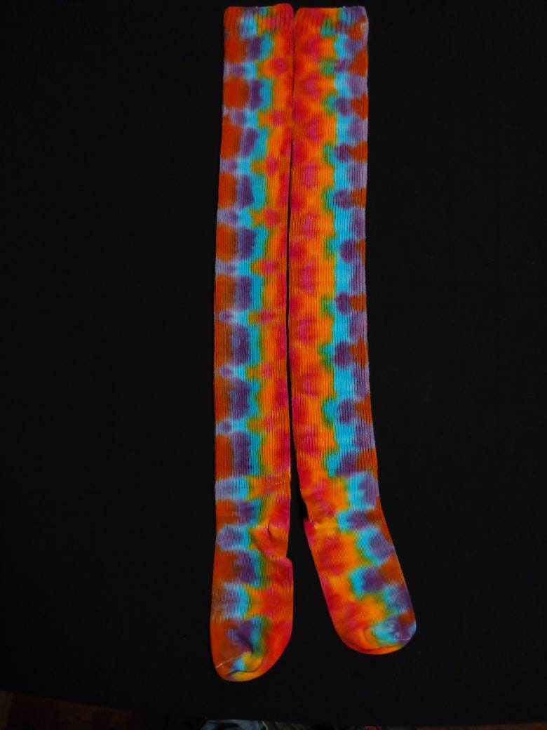 031 Tiedye Overknee-Socken Lila, Lavendel, Orange, Rot Und Orange Gelb Einheitsgröße 6 Bis 26 von CrazyhatTiedyes