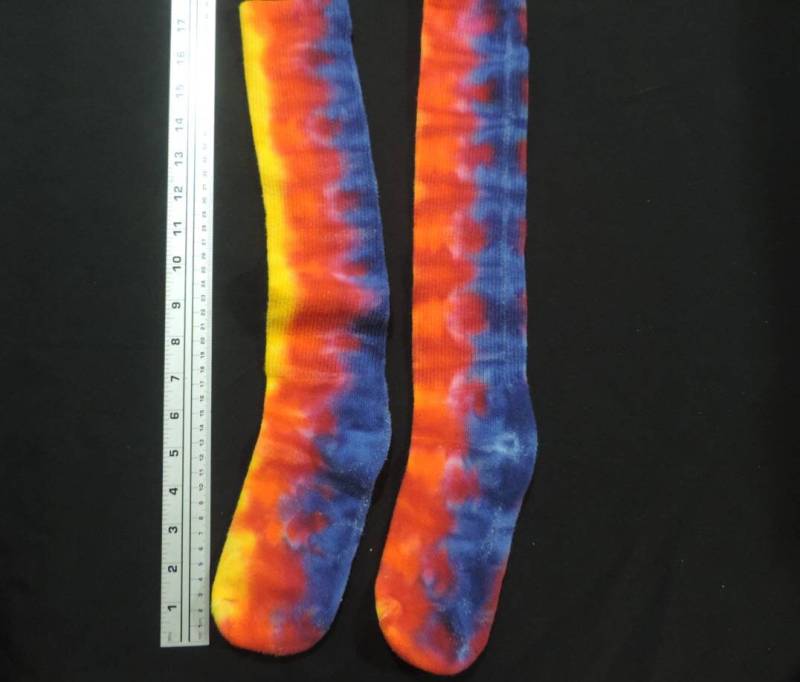 Gelb Orange Und Marine Krawattengefärbte Kniehohe Socken Passend Für Herrenschuh Größe 6-10 von CrazyhatTiedyes