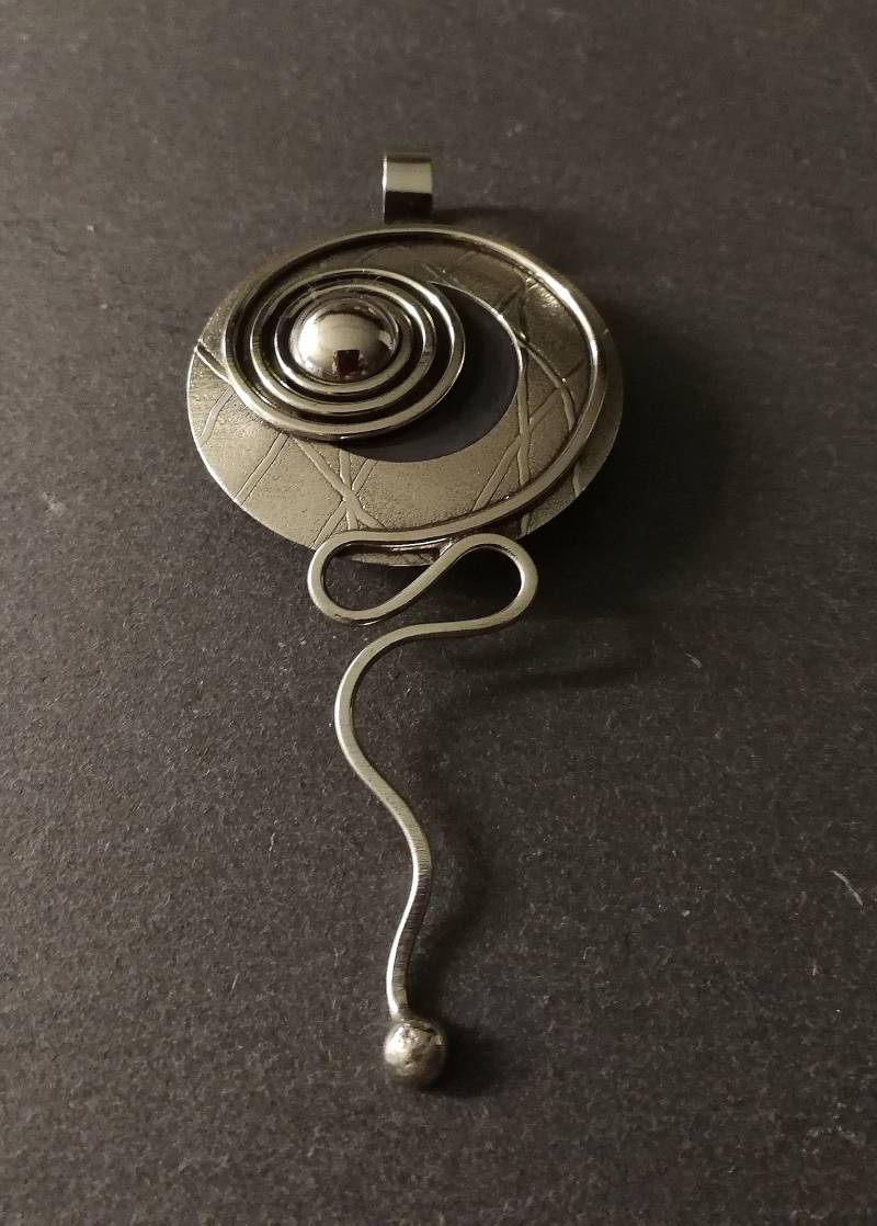 Anhänger Am Langen Lederband Mit Silber Knopf von Crazyschmuck